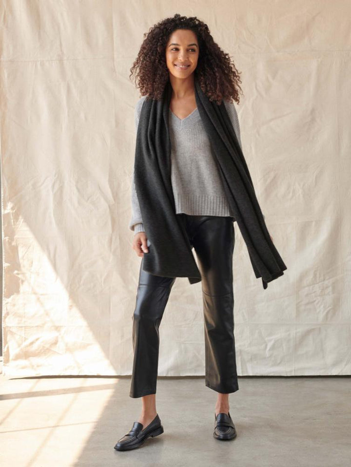 White + Warren - Cashmere Travel Wrap in Charcoal Heather