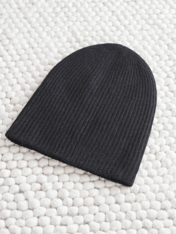 White + Warren - Cashmere Plush Rib Beanie in Black
