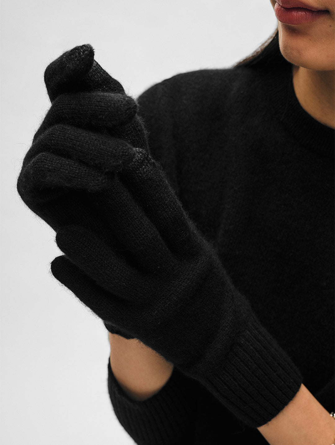 White + Warren - Cashmere Texting Gloves in Black