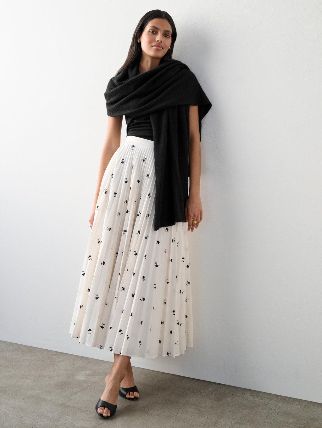 White + Warren - Cashmere Travel Wrap in Black