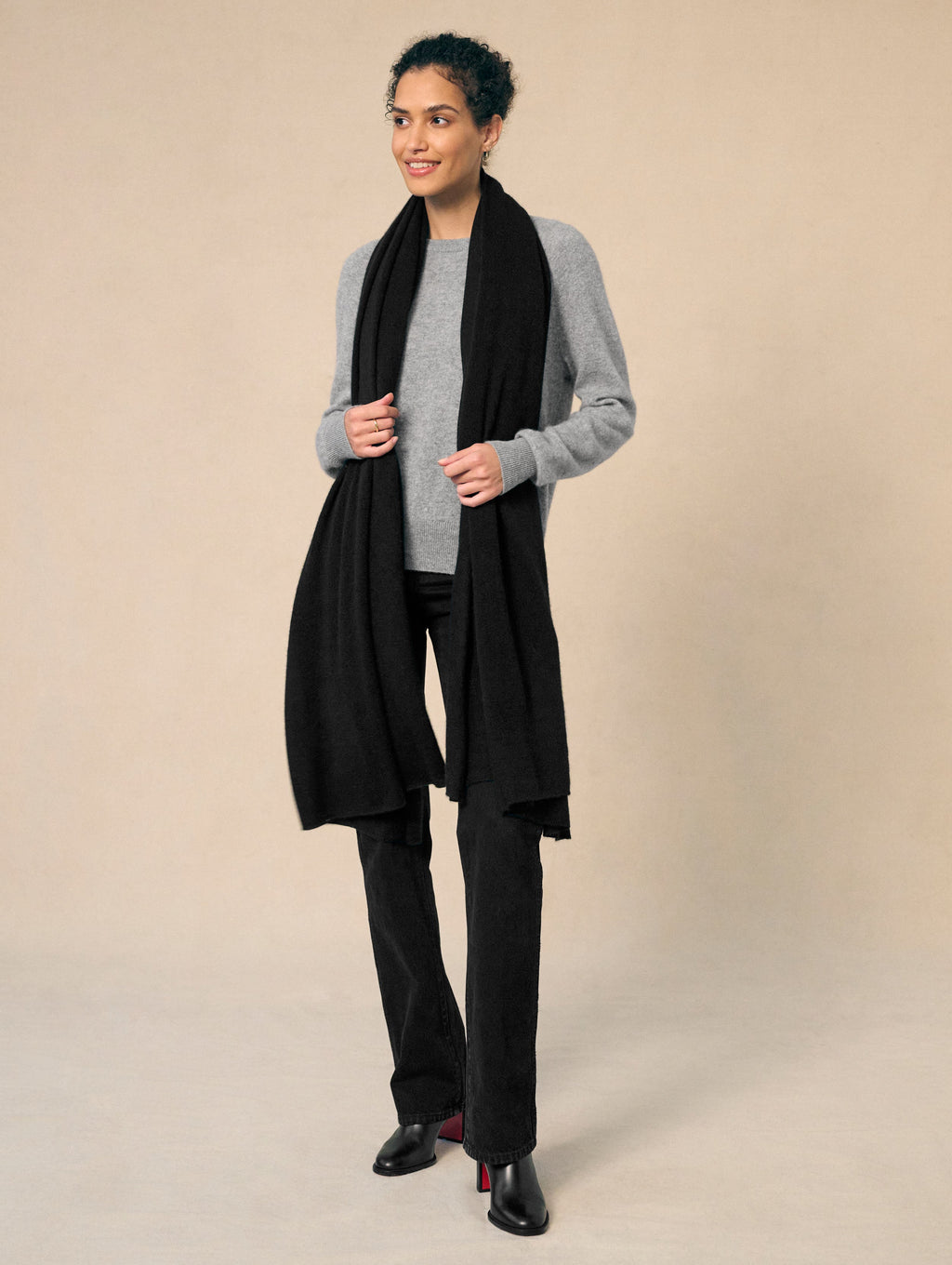 White + Warren - Cashmere Travel Wrap in Black