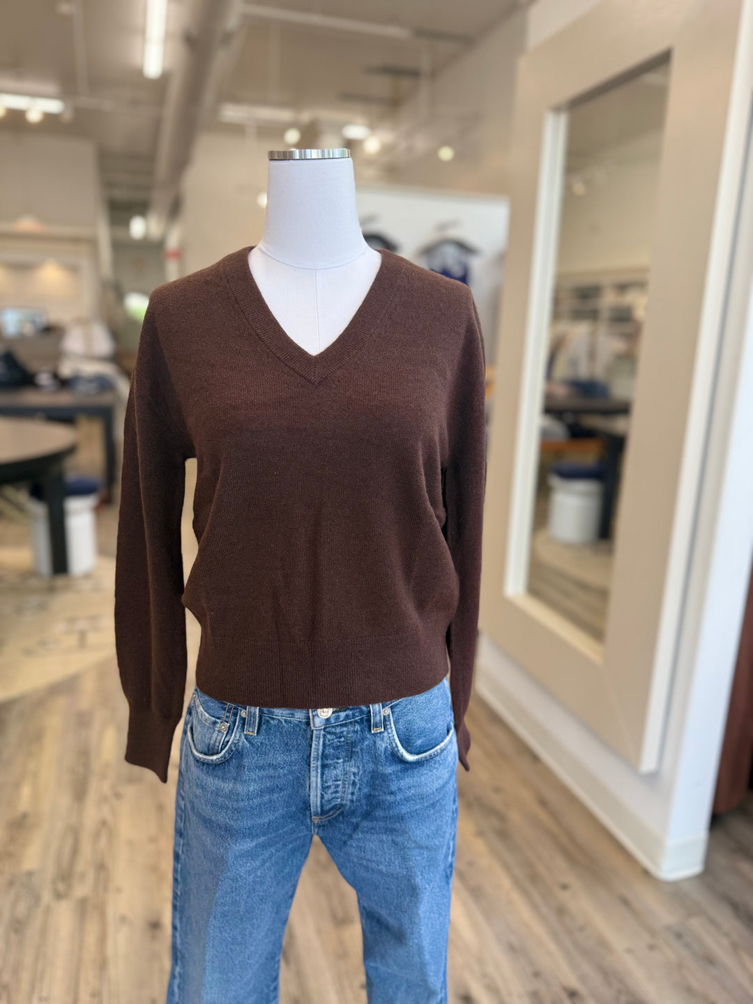 WHITE & WARREN - Cashmere V Neck in Coffee Bean Sweaters