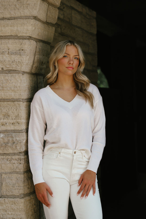 Tenlea Hunter - Cashmere Perfect V-Neck Sweater in Soft White