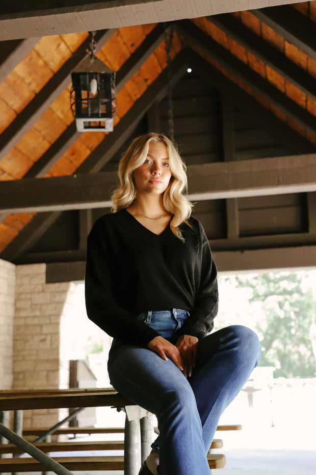 Tenlea Hunter - Cashmere Perfect V-Neck Sweater in Black