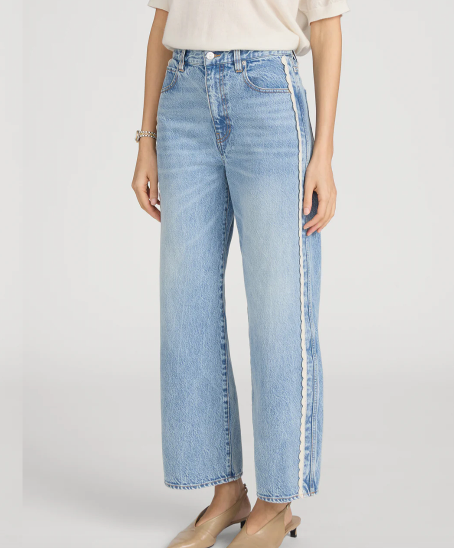 FRAME - The Crochet Bow Crop In Aura Jeans