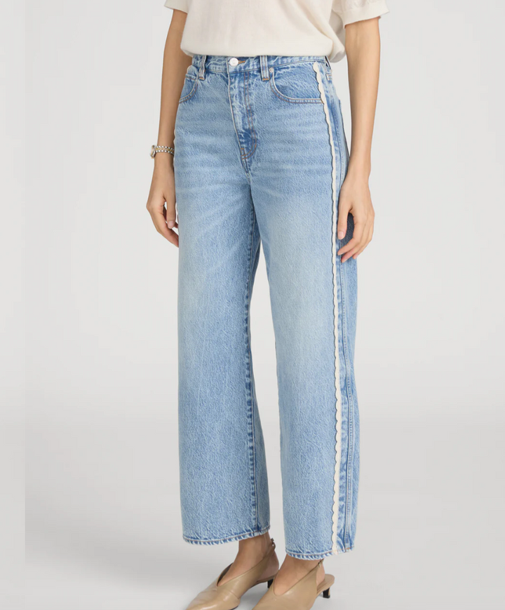FRAME - The Crochet Bow Crop In Aura Jeans
