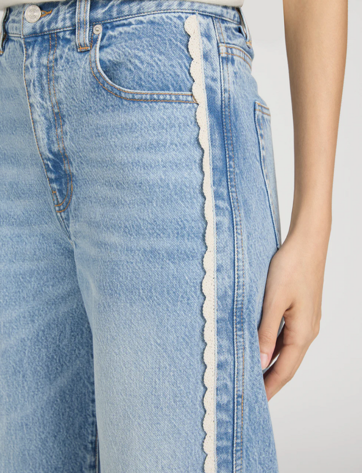 FRAME - The Crochet Bow Crop In Aura Jeans