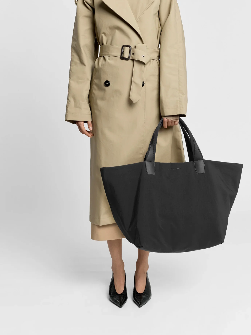 VEE COLLECTIVE - Essence Weekender in Black Handbag