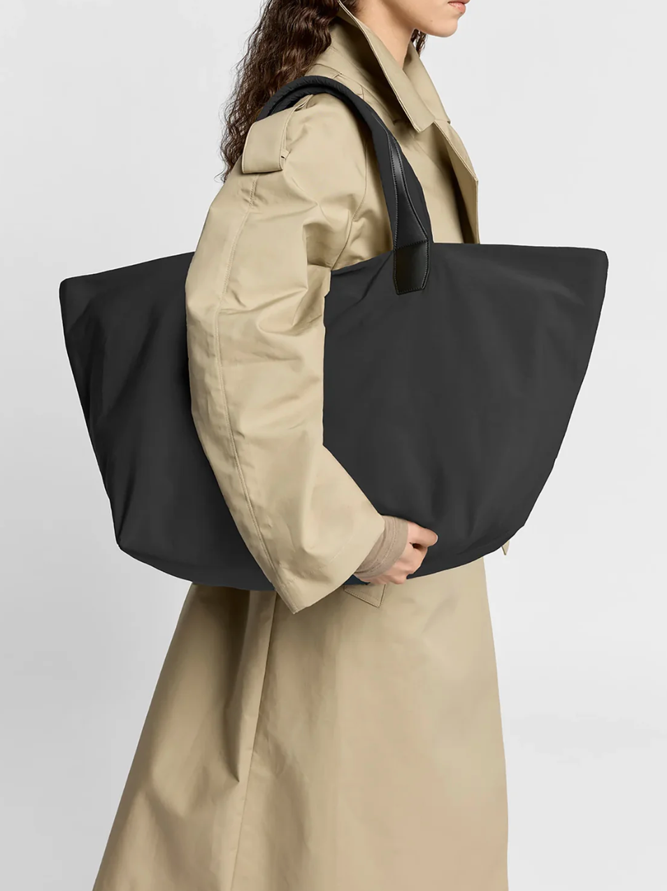 VEE COLLECTIVE - Essence Weekender in Black Handbag