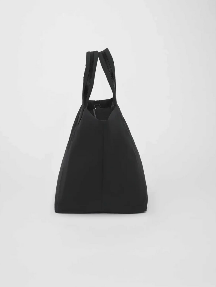 VEE COLLECTIVE - Essence Weekender in Black Handbag