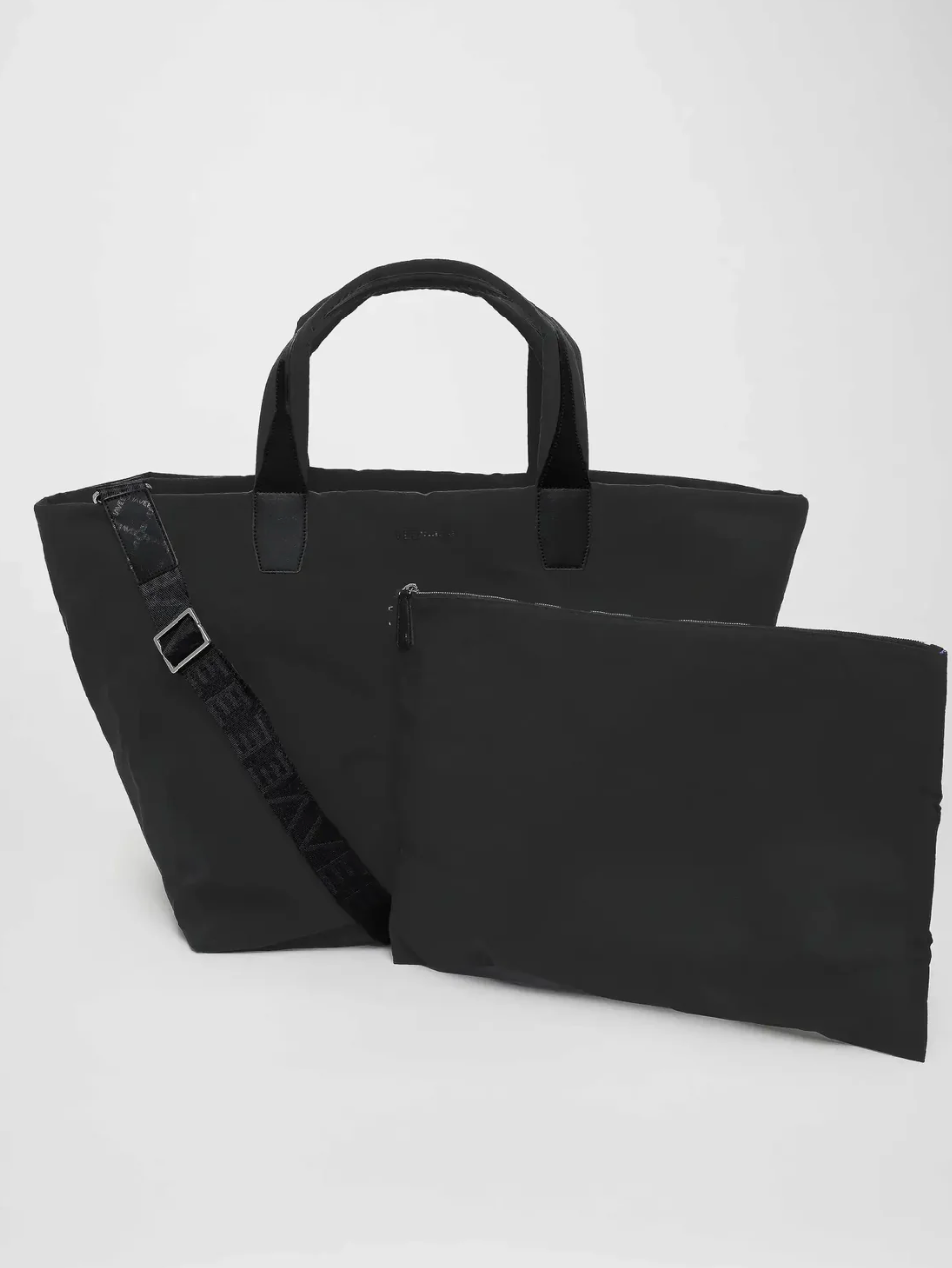 VEE COLLECTIVE - Essence Weekender in Black Handbag
