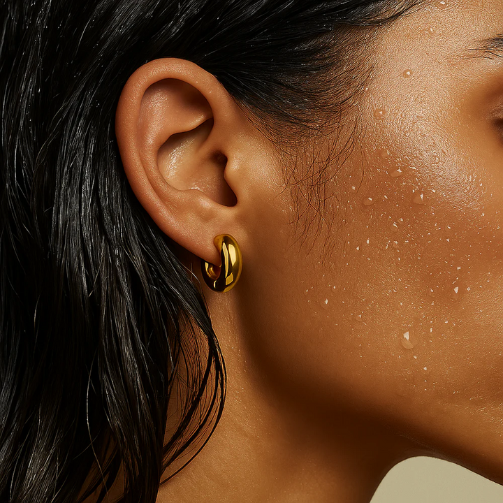 ELLIE VAIL - Erin Huggie Hoop Earring in Gold