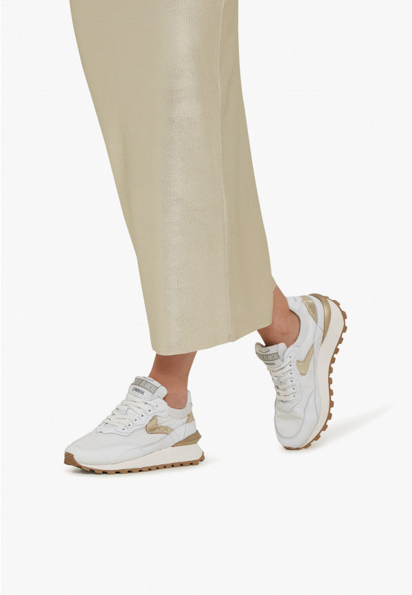 Voile Blanche- Qwark Hype Woman in White Platinum Shoes
