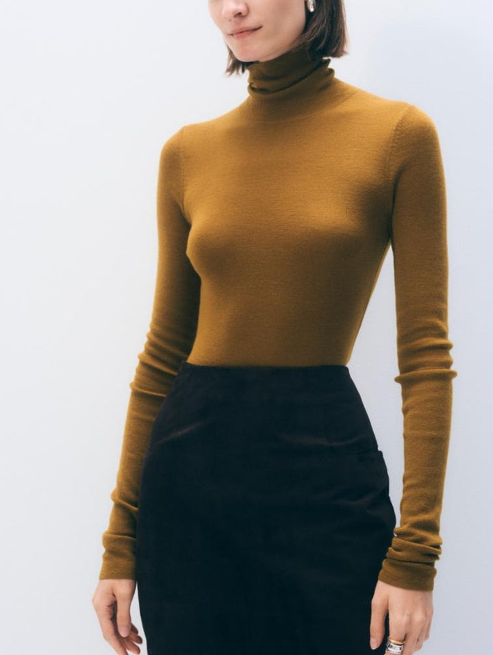 WHITE & WARREN - Superfine Merino Fitted Turtleneck in Golden Amber