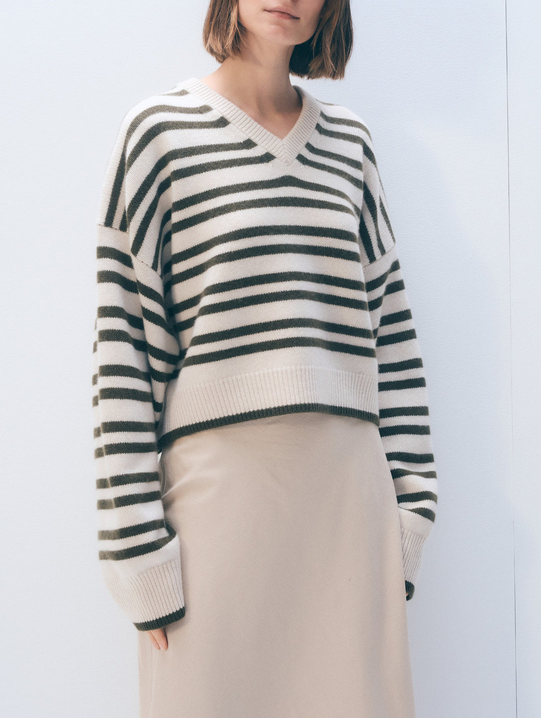 WHITE & WARREN - Cashmere Blend V-Neck in Ivory Dark Olive