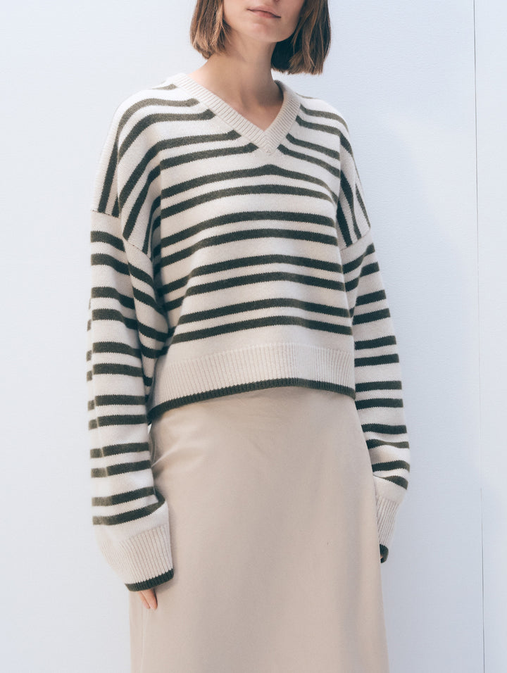 WHITE & WARREN - Cashmere Blend V-Neck in Ivory Dark Olive