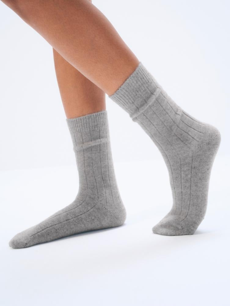 WHITE & WARREN - Cashmere Ribbed Socks in Grey Heather