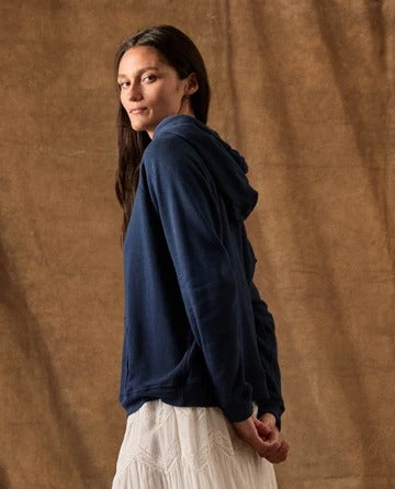 THE GREAT - The Fleece Pullover Hoodie in True Navy Sweatshirts