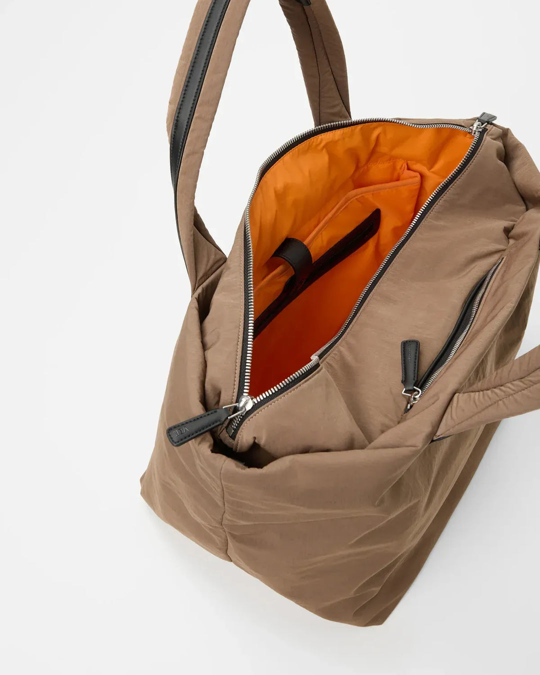 VEE COLLECTIVE - Essence Tote Medium in Milk Trench