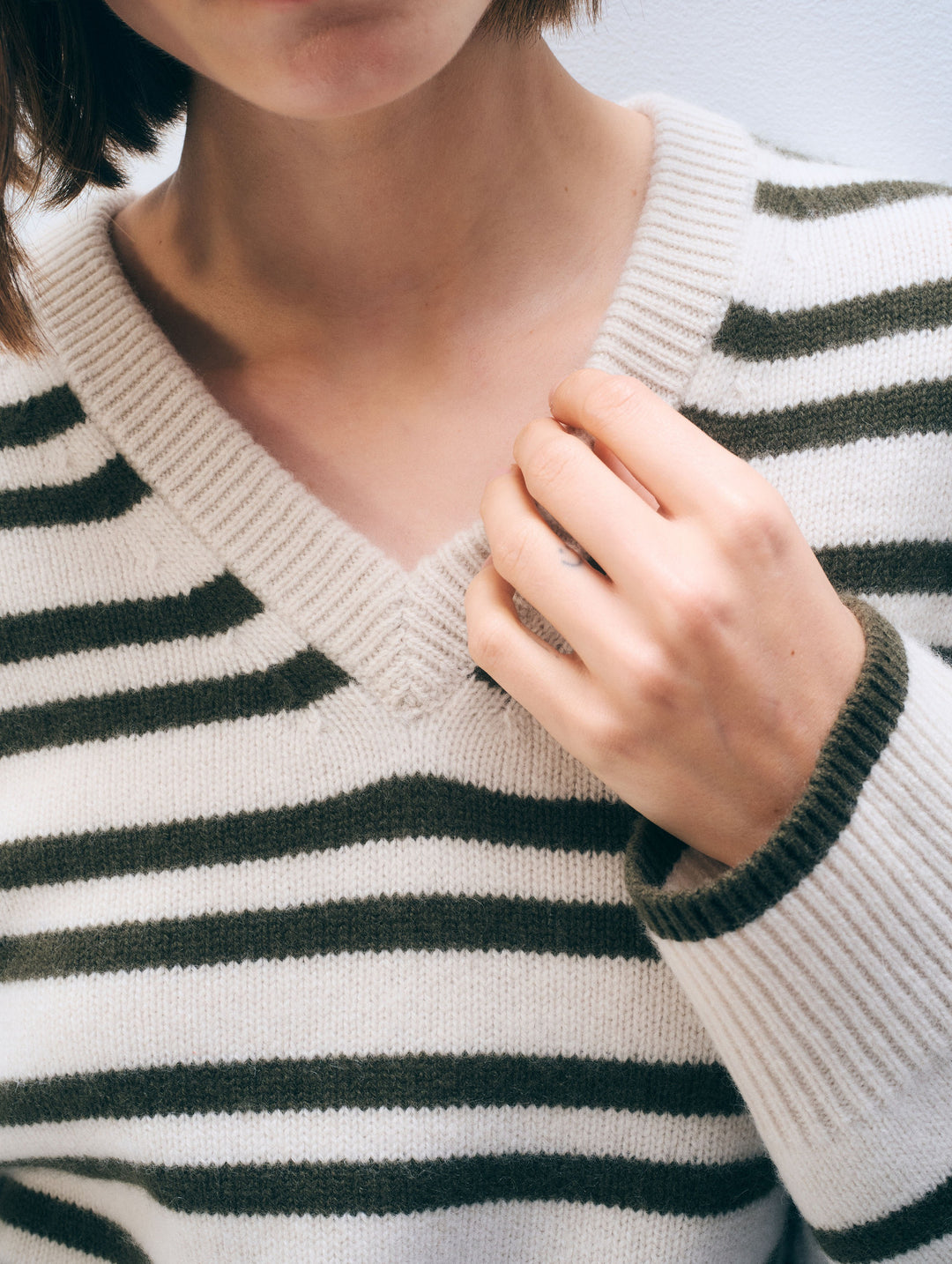 WHITE & WARREN - Cashmere Blend V-Neck in Ivory Dark Olive