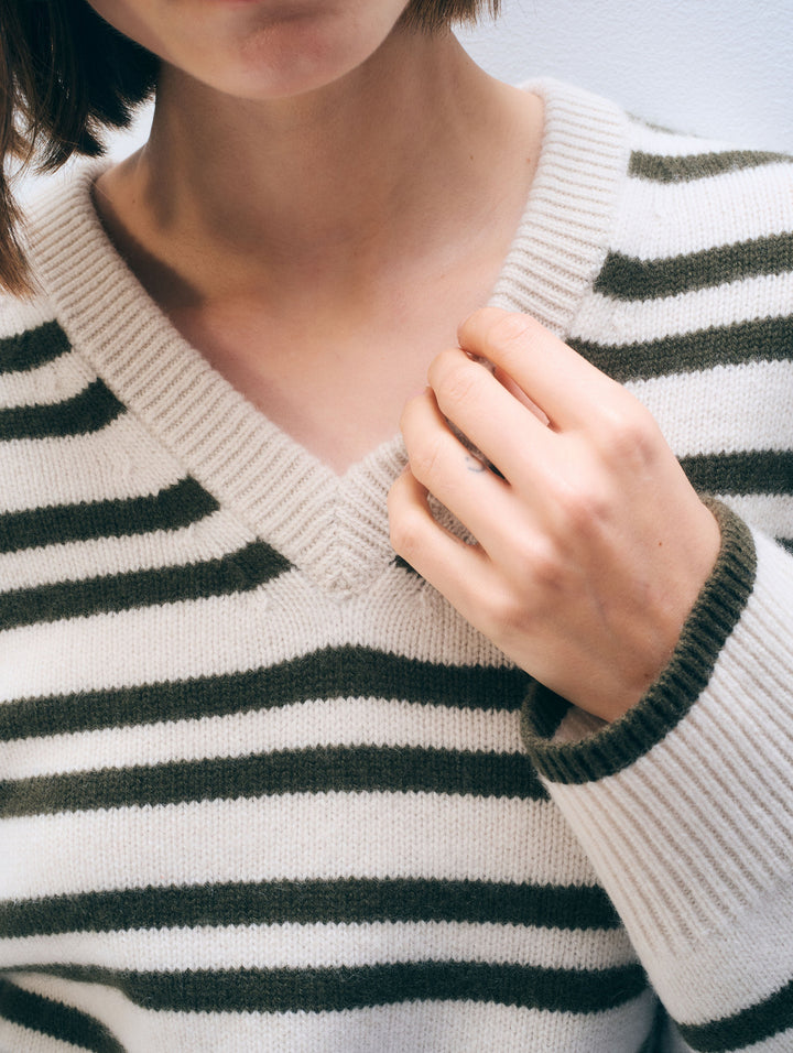 WHITE & WARREN - Cashmere Blend V-Neck in Ivory Dark Olive