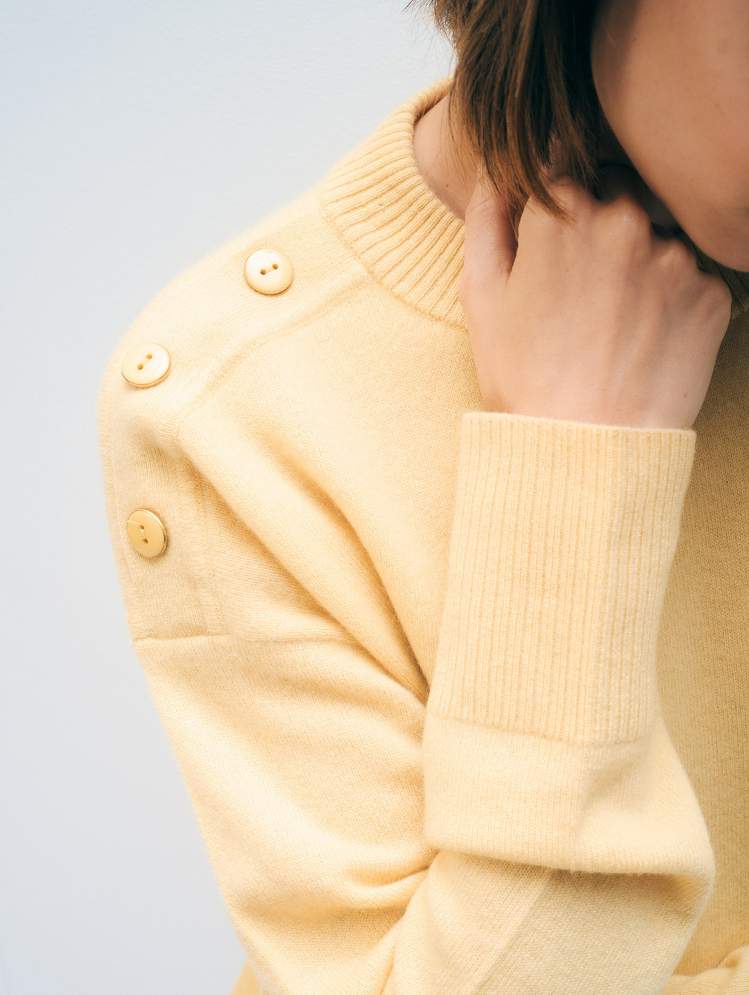 WHITE & WARREN - Cashmere Blend Button Shoulder Crewneck in Butter