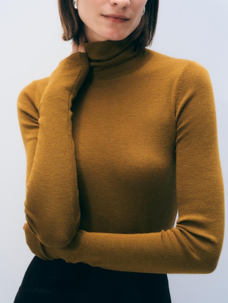 WHITE & WARREN - Superfine Merino Fitted Turtleneck in Golden Amber