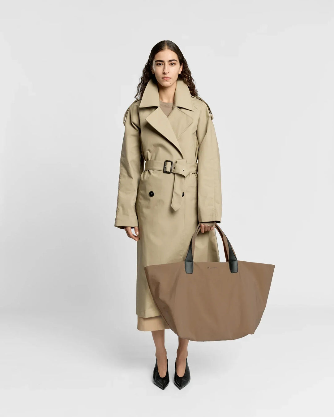 VEE COLLECTIVE - Essence Weekender in Mink Trench