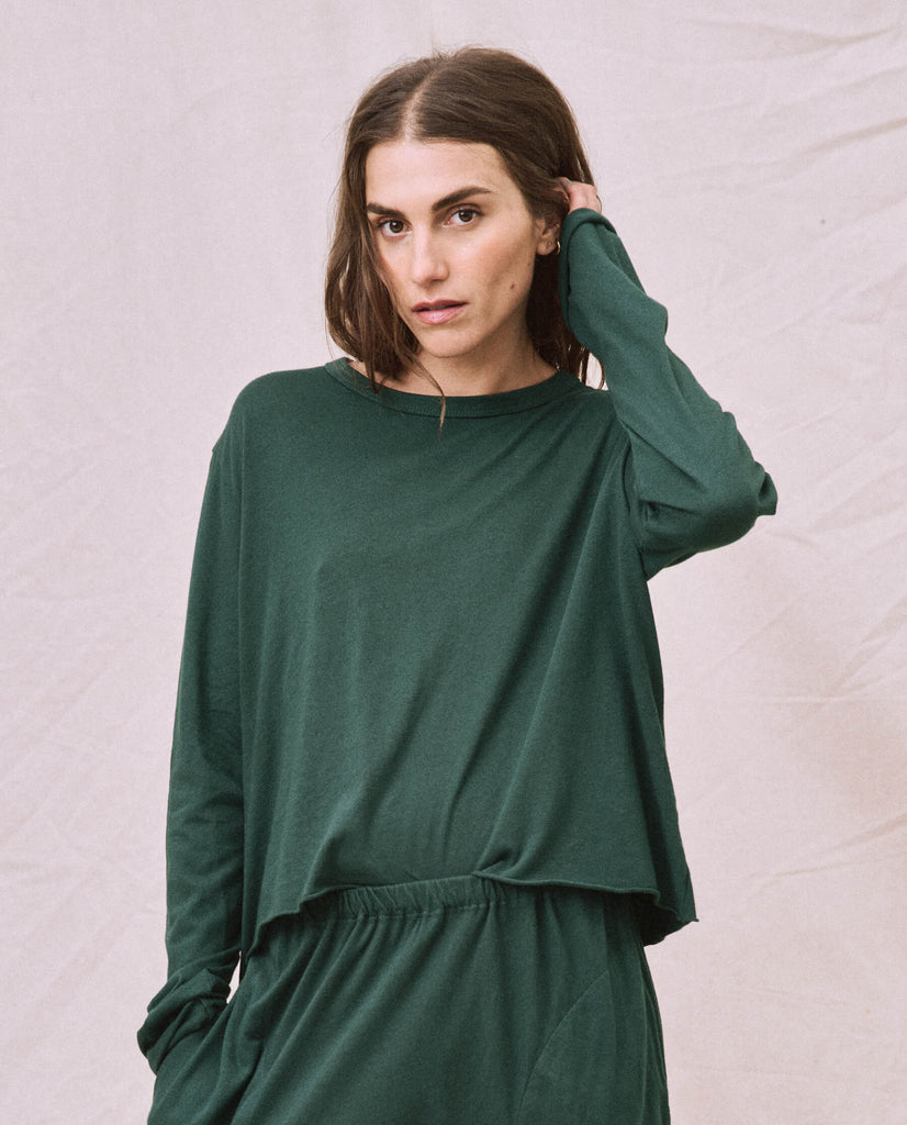 The Great - The Long Sleeve Crop Tee in Green Grove