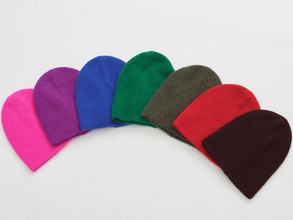 White + Warren - Cashmere Plush Rib Beanie in Auburn Red