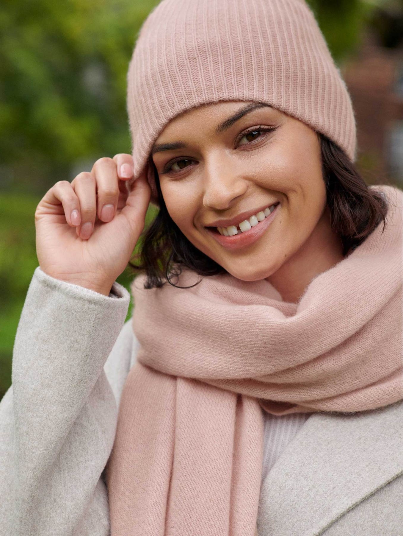 White + Warren - Cashmere Plush Rib Beanie in Blush Heather  display picture 3
