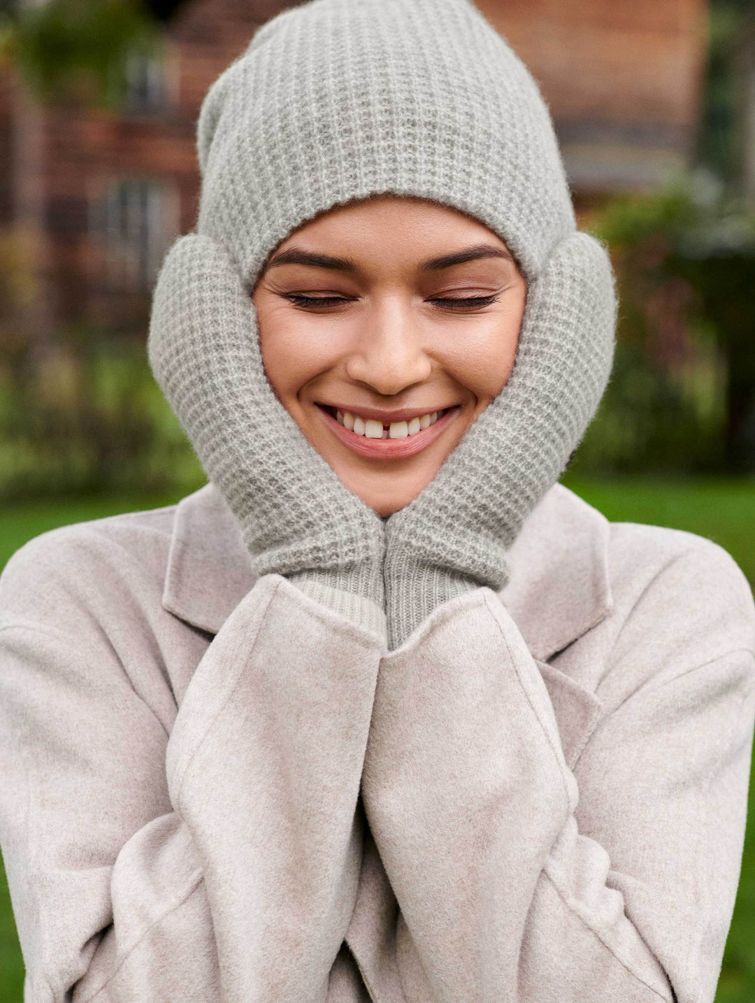 White + Warren - Cashmere Thermal Mittens in Misty Grey Heather