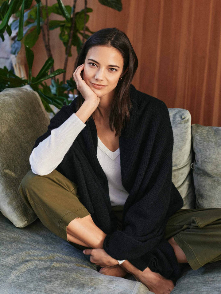 White + Warren - Cashmere Thermal Wrap in Black