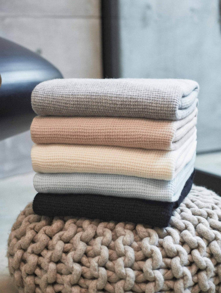 White + Warren - Cashmere Thermal Wrap in Black