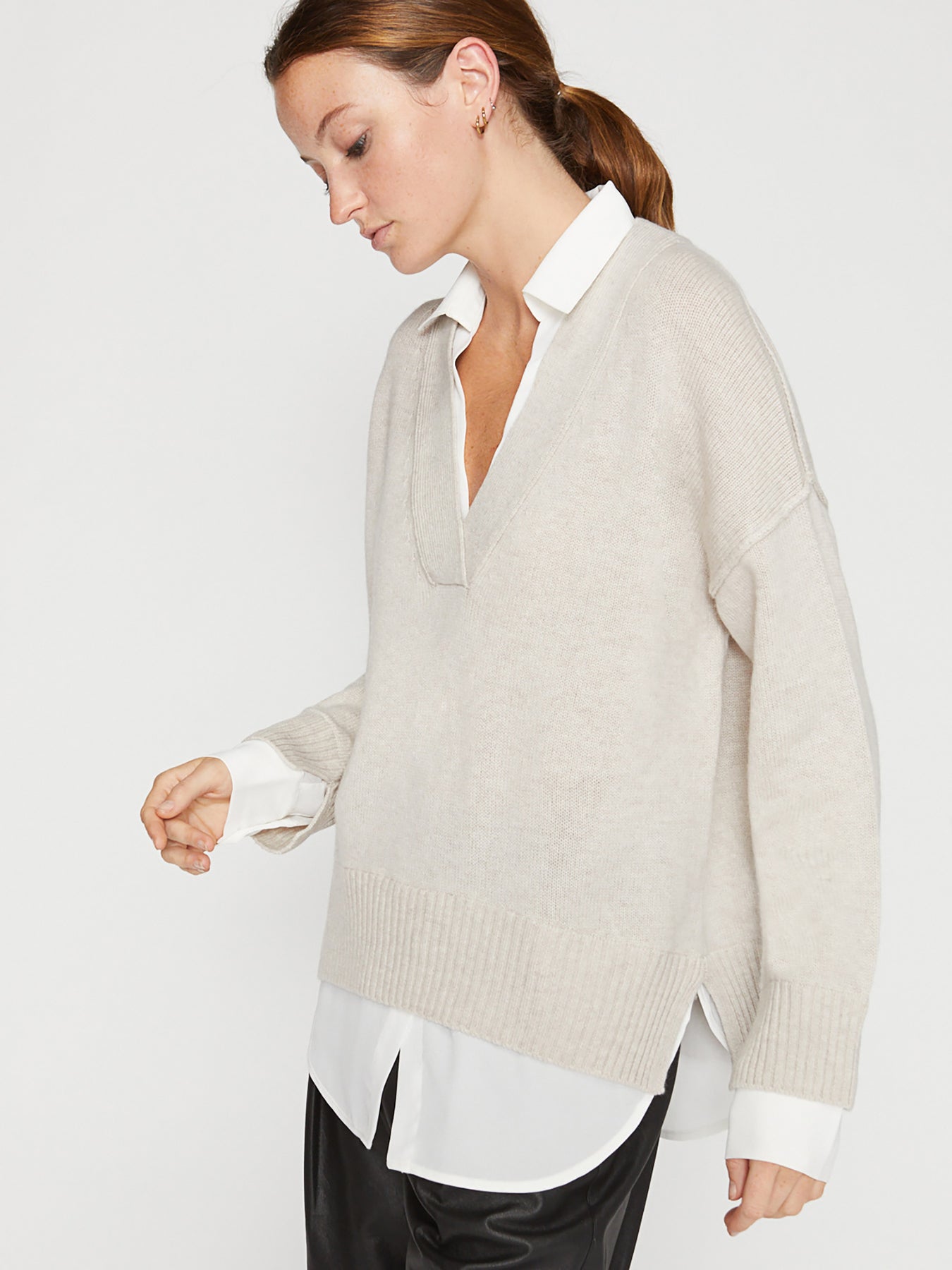 ラヴィエ ロンウィ Women's Cashmere Lori Off Shoulder Sweater in Carob Brown