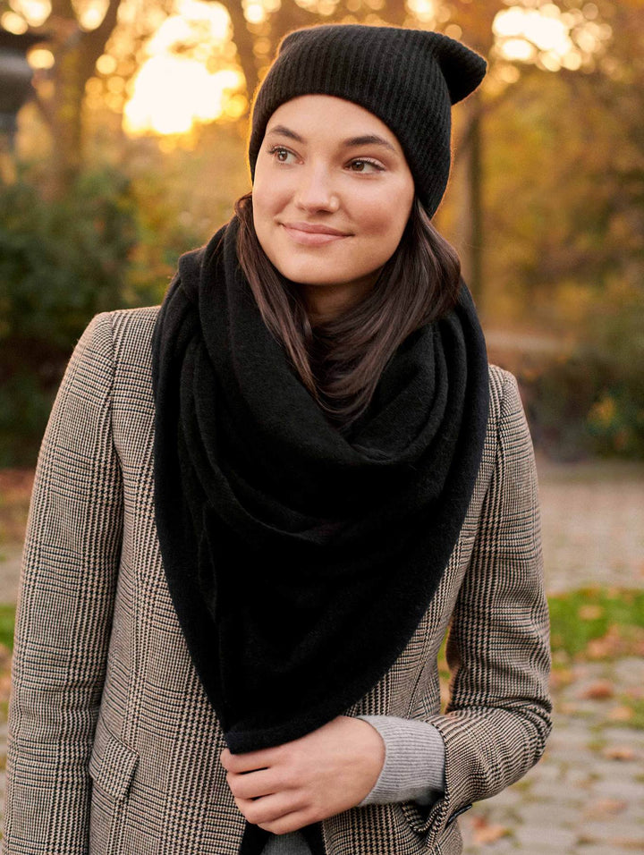 White + Warren - Cashmere Travel Wrap in Black