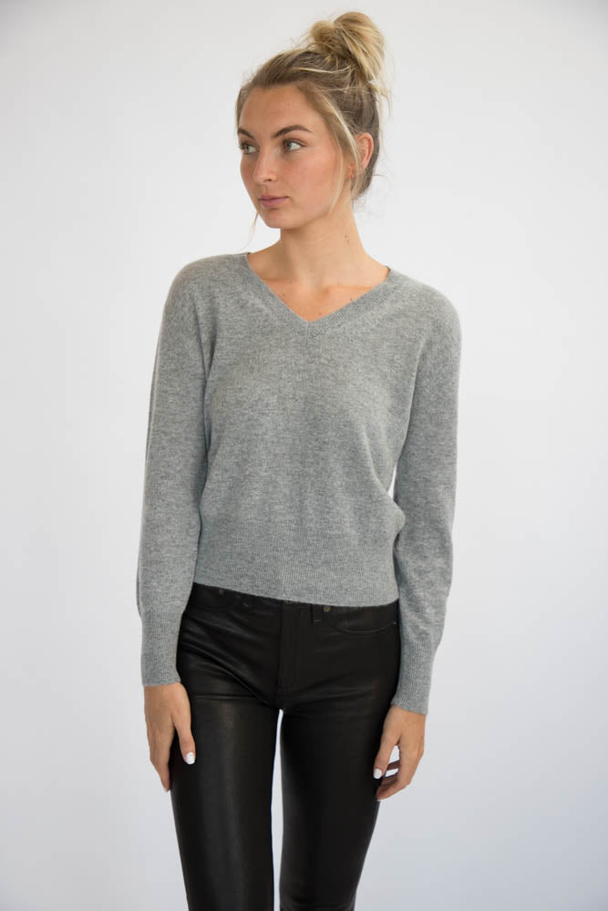 Eleis Collective -The Cropped V Neck - Heather Grey