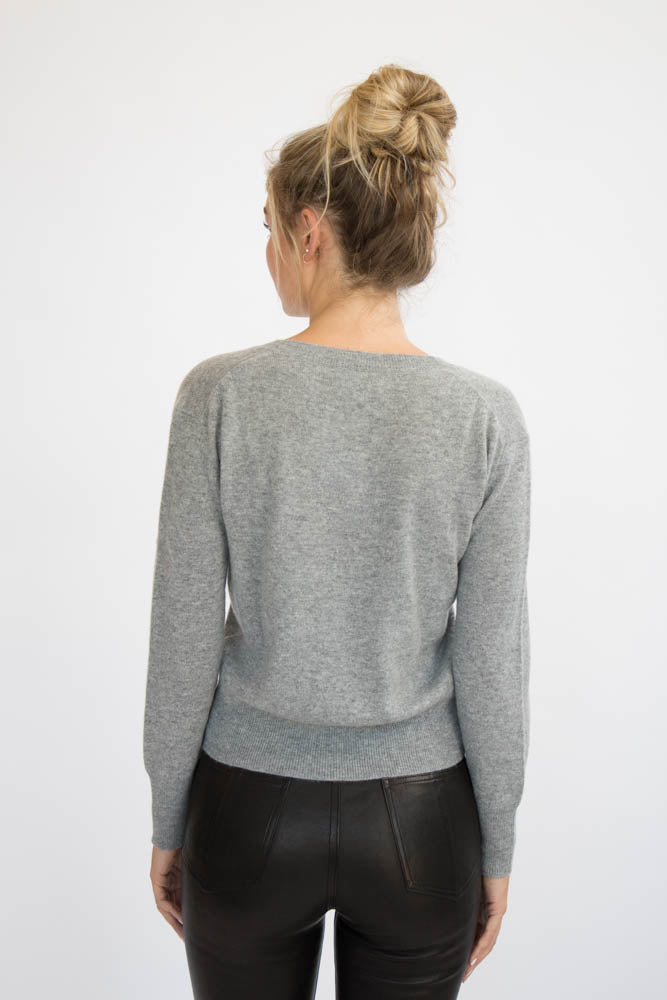 Eleis Collective -The Cropped V Neck - Heather Grey