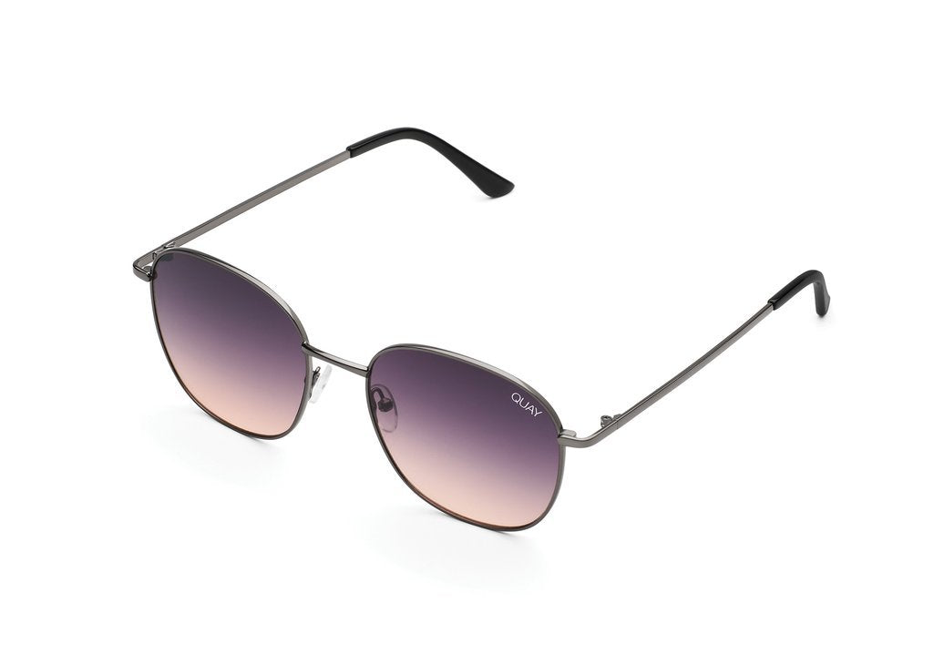 QUAY - Jezabell Sunglasses in Gunmetal/Navy to Peach Lens