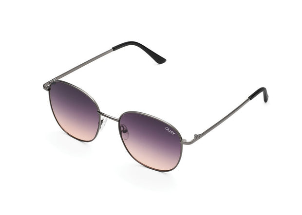 QUAY - Jezabell Sunglasses in Gunmetal/Navy to Peach Lens