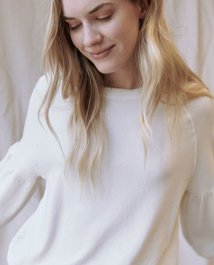 THE GREAT - The Bishop Sleeve Sweatshirt in Washed White