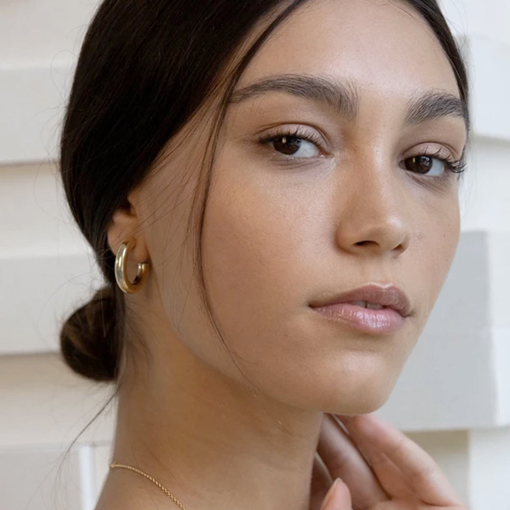 Jennifer Zeuner - Lou Small Hoop Earrings in 14k Yellow Gold Plated Silver