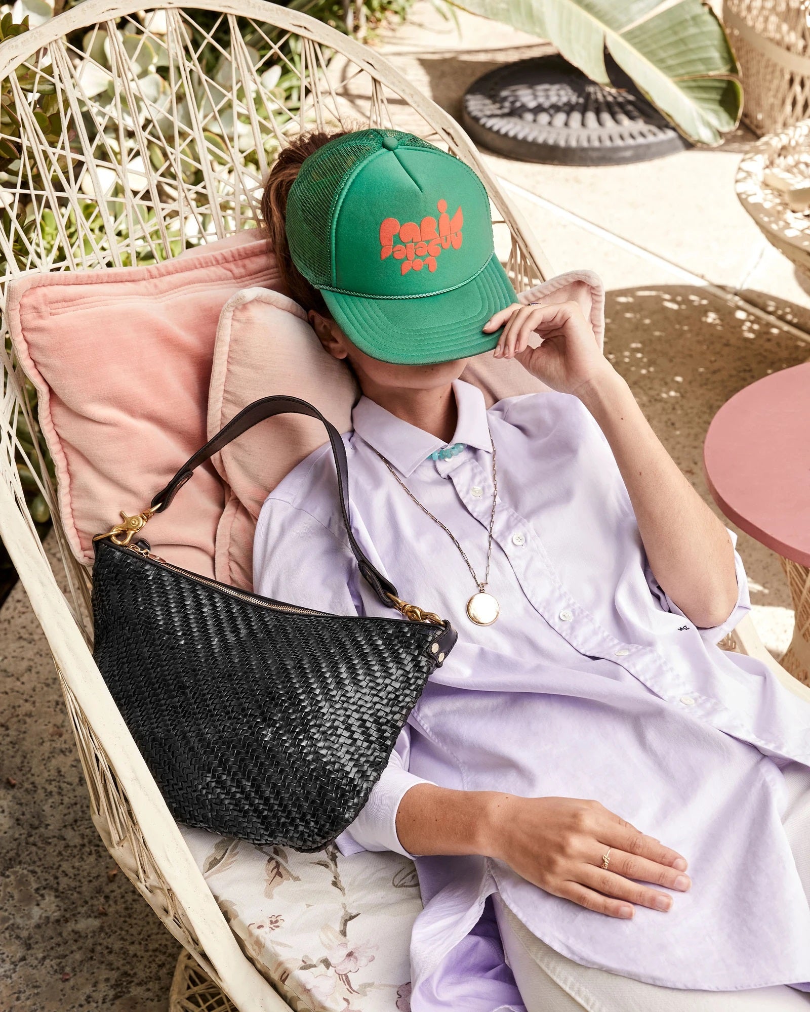 Clare V. - Moyen Messenger in Black Woven Zig Zag – Blond Genius