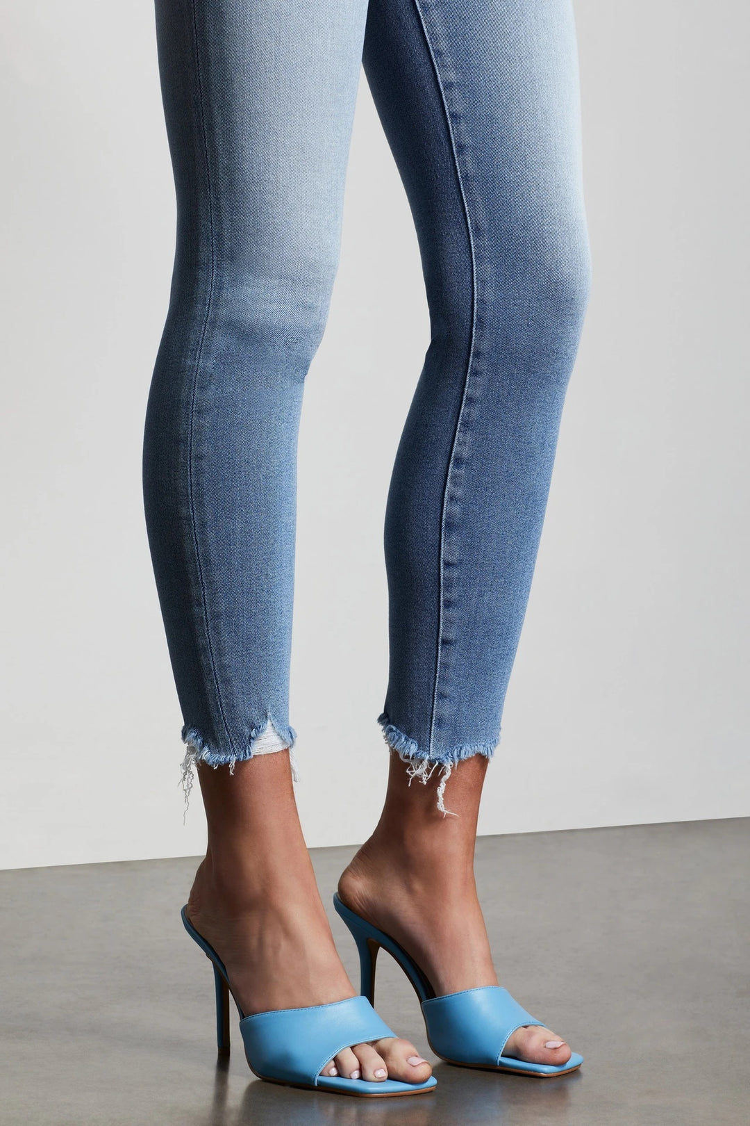 Good American Denim - Good Curves Skinny Crop Jeans with Chew in Blue440