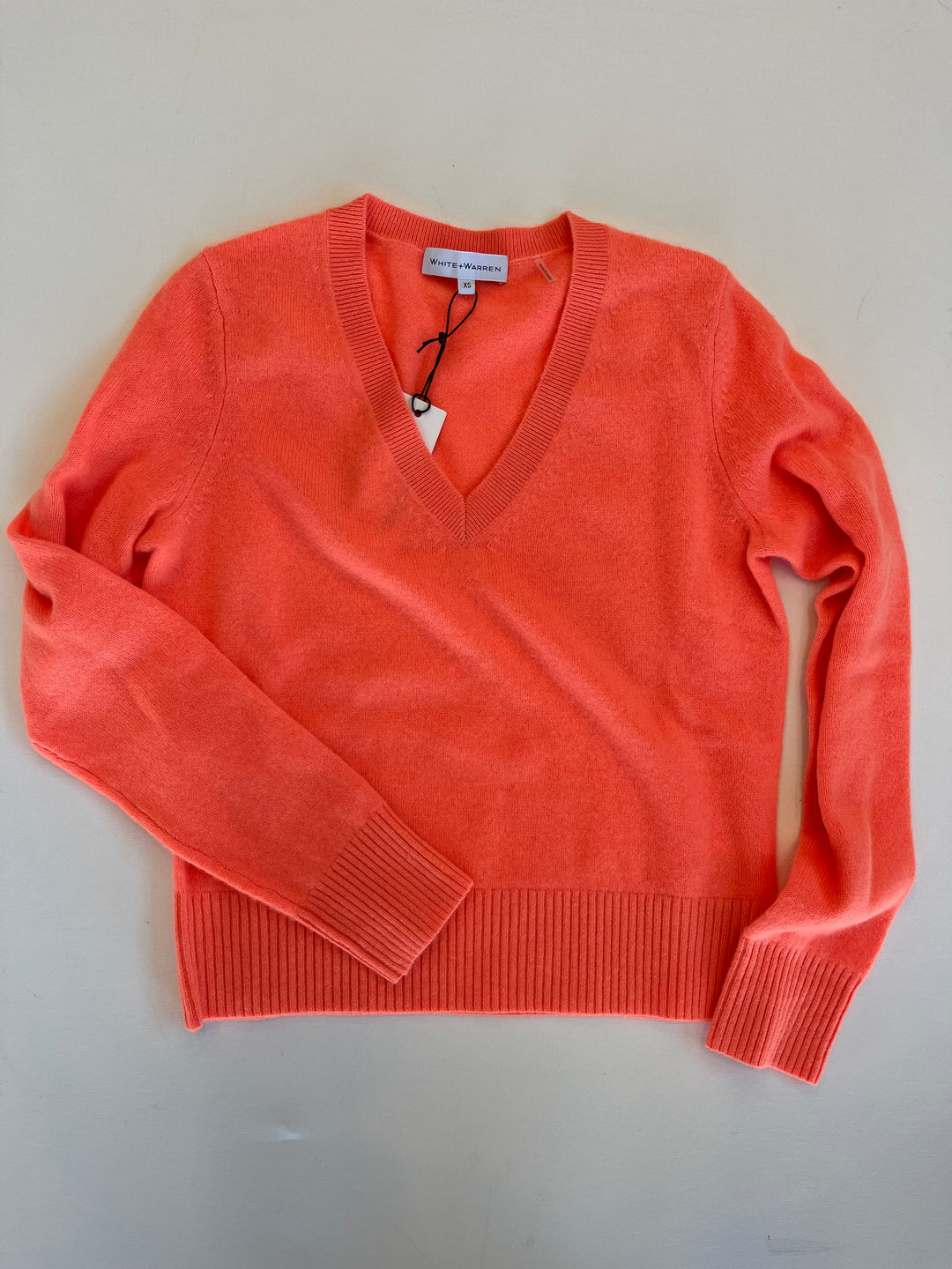 White + Warren - Cashmere Shrunken V-Neck in Neon Sunset