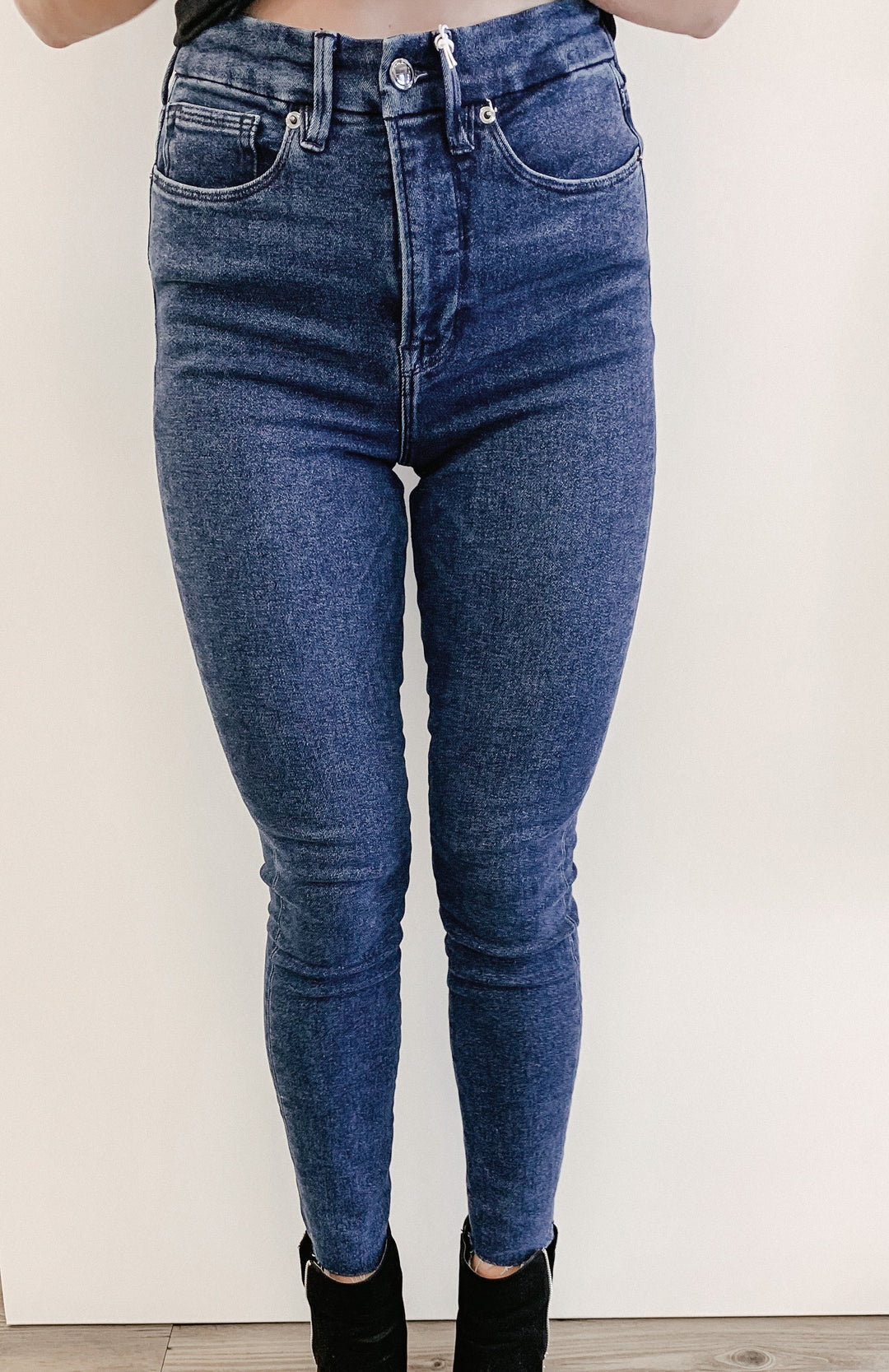 Good American Denim - Good Waist Raw Edge Jeans in Blue475