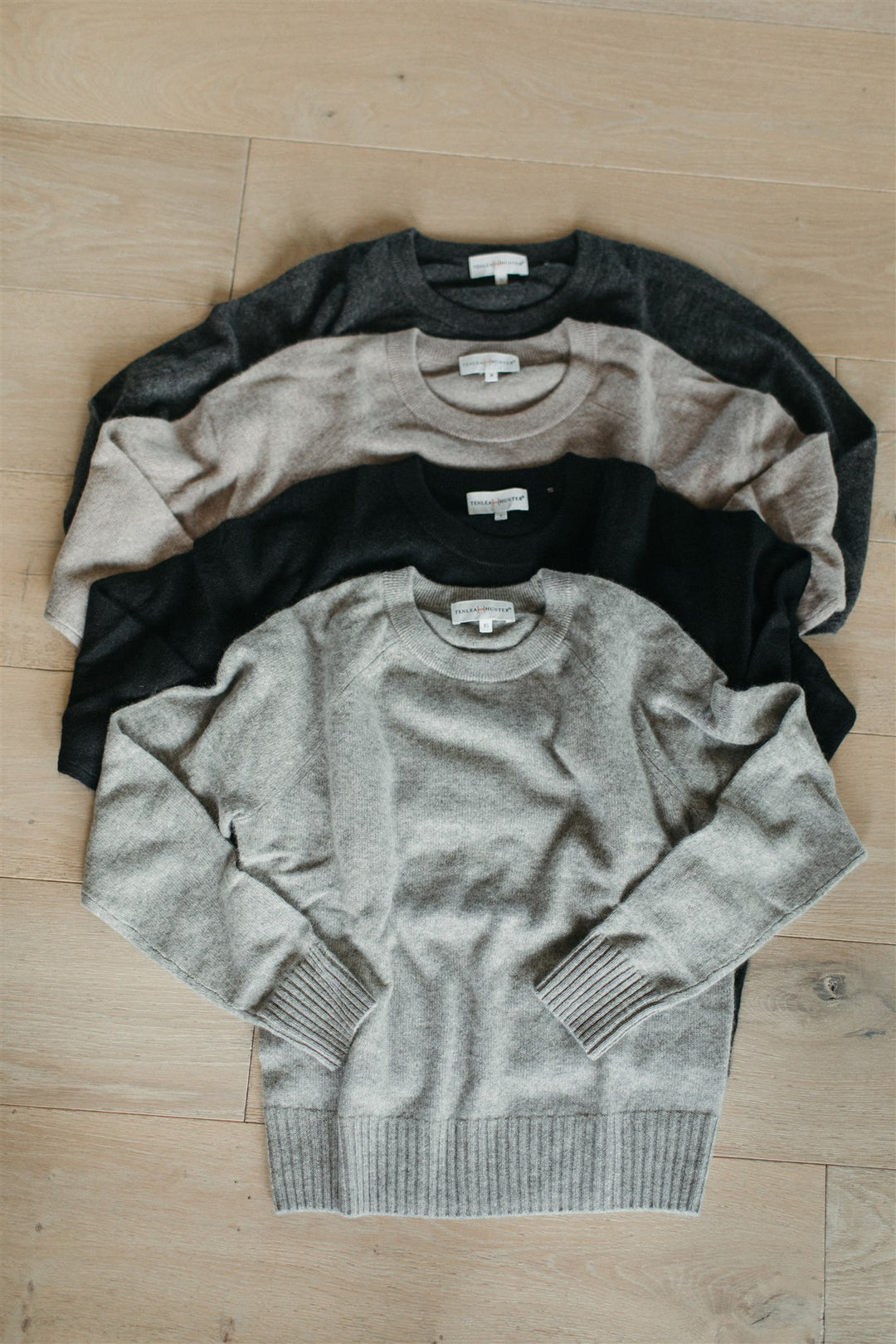 Tenlea Hunter - Cashmere Crewneck Sweatshirt in Black