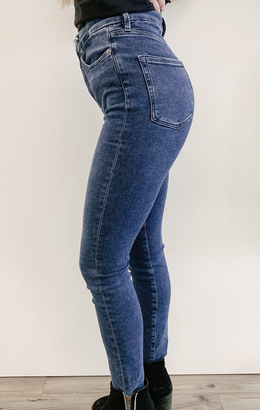 Good American Denim - Good Waist Raw Edge Jeans in Blue475