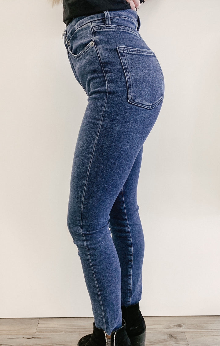 Good American Denim - Good Waist Raw Edge Jeans in Blue475