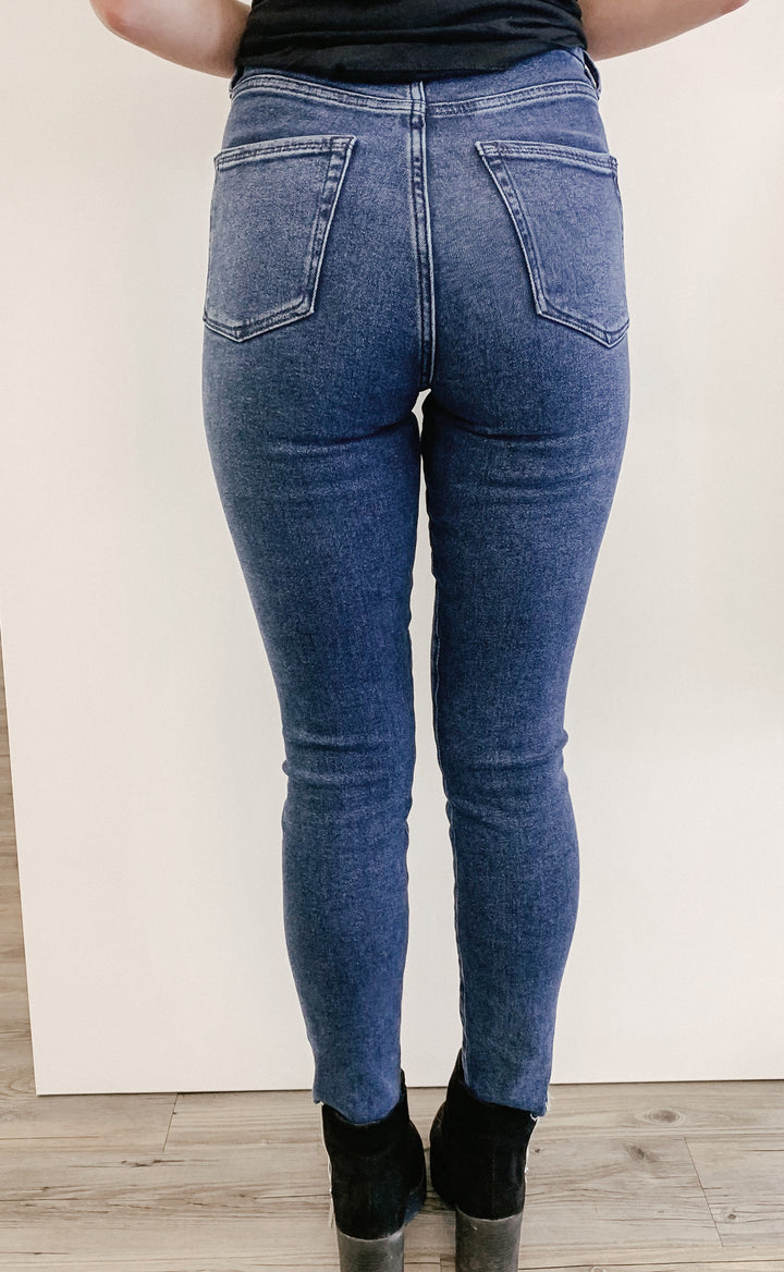 Good American Denim - Good Waist Raw Edge Jeans in Blue475